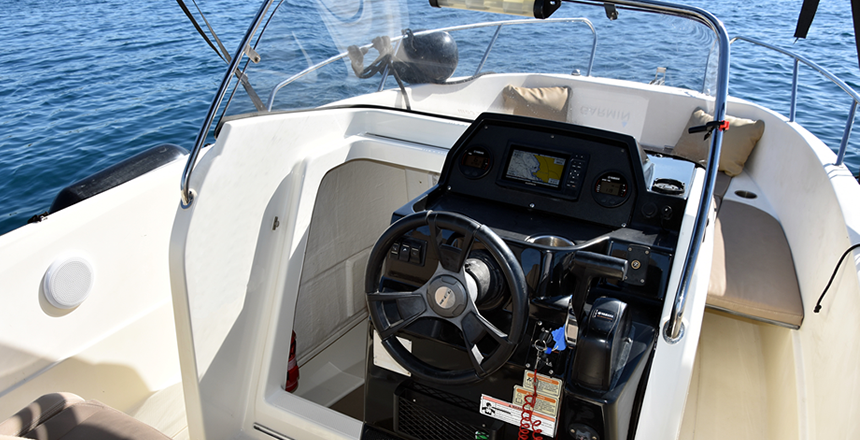 Quicksilver 675 Open interior